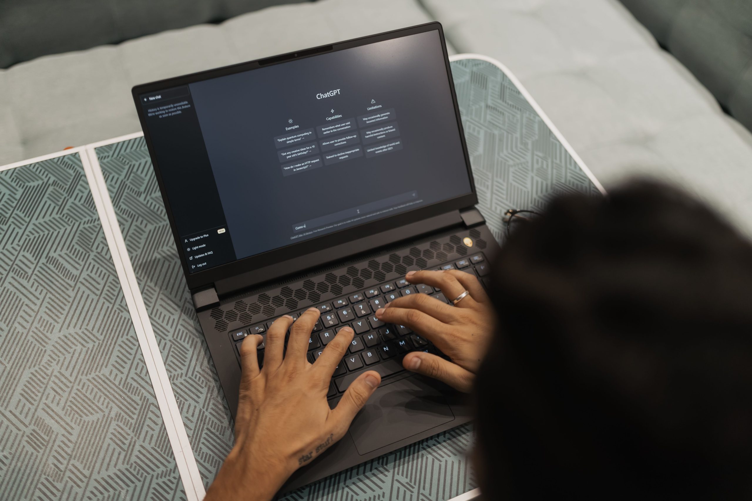 Medewerker gebruikt ChatGPT op een laptop