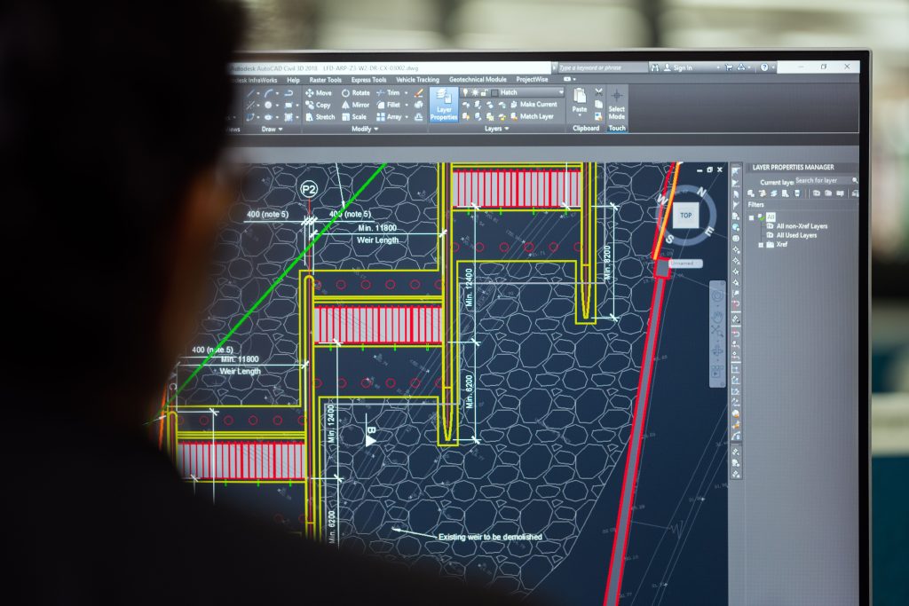 Ontwerper werkt aan een technische tekening in CAD-software