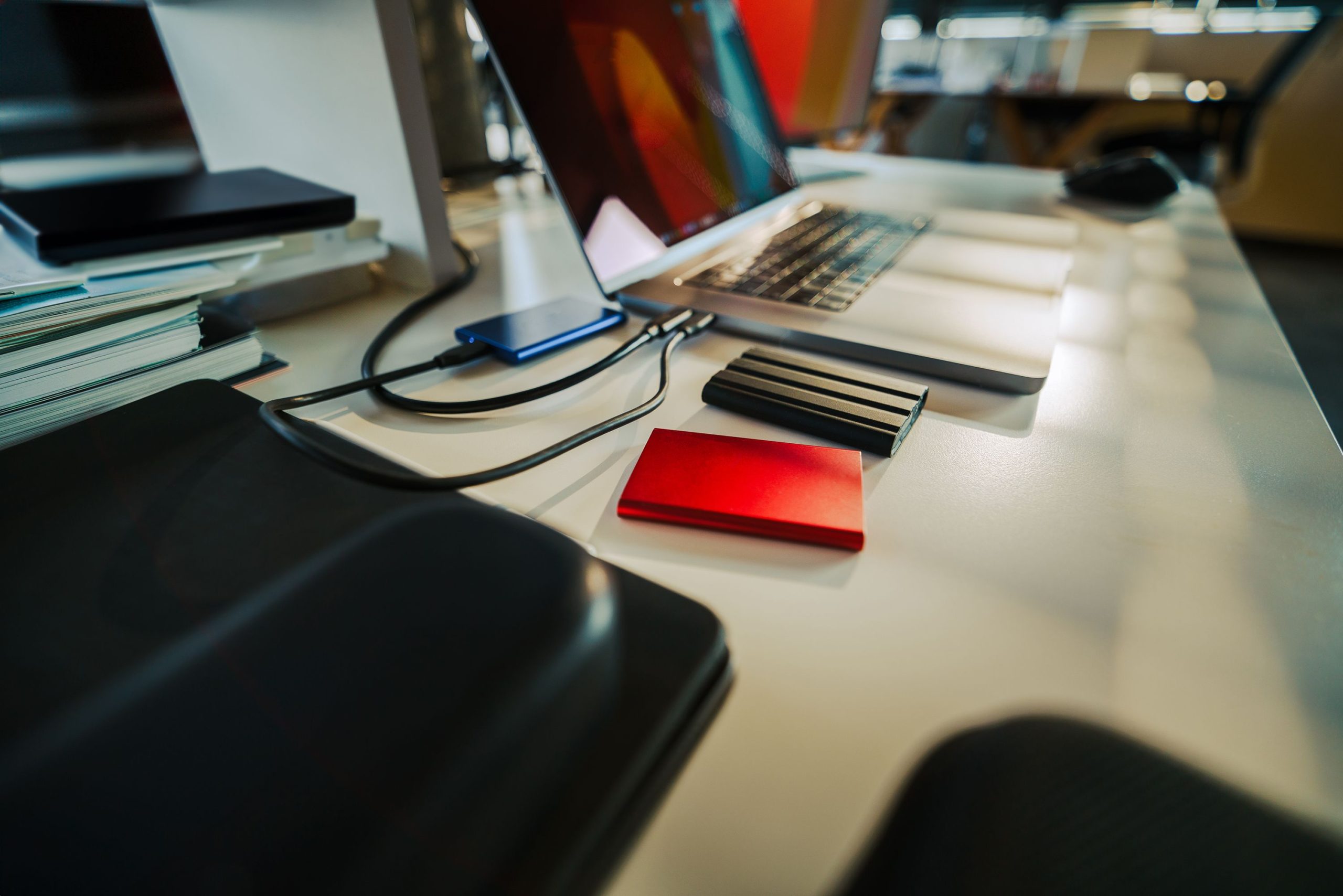 Laptop met externe opslag voor back-ups en herstel