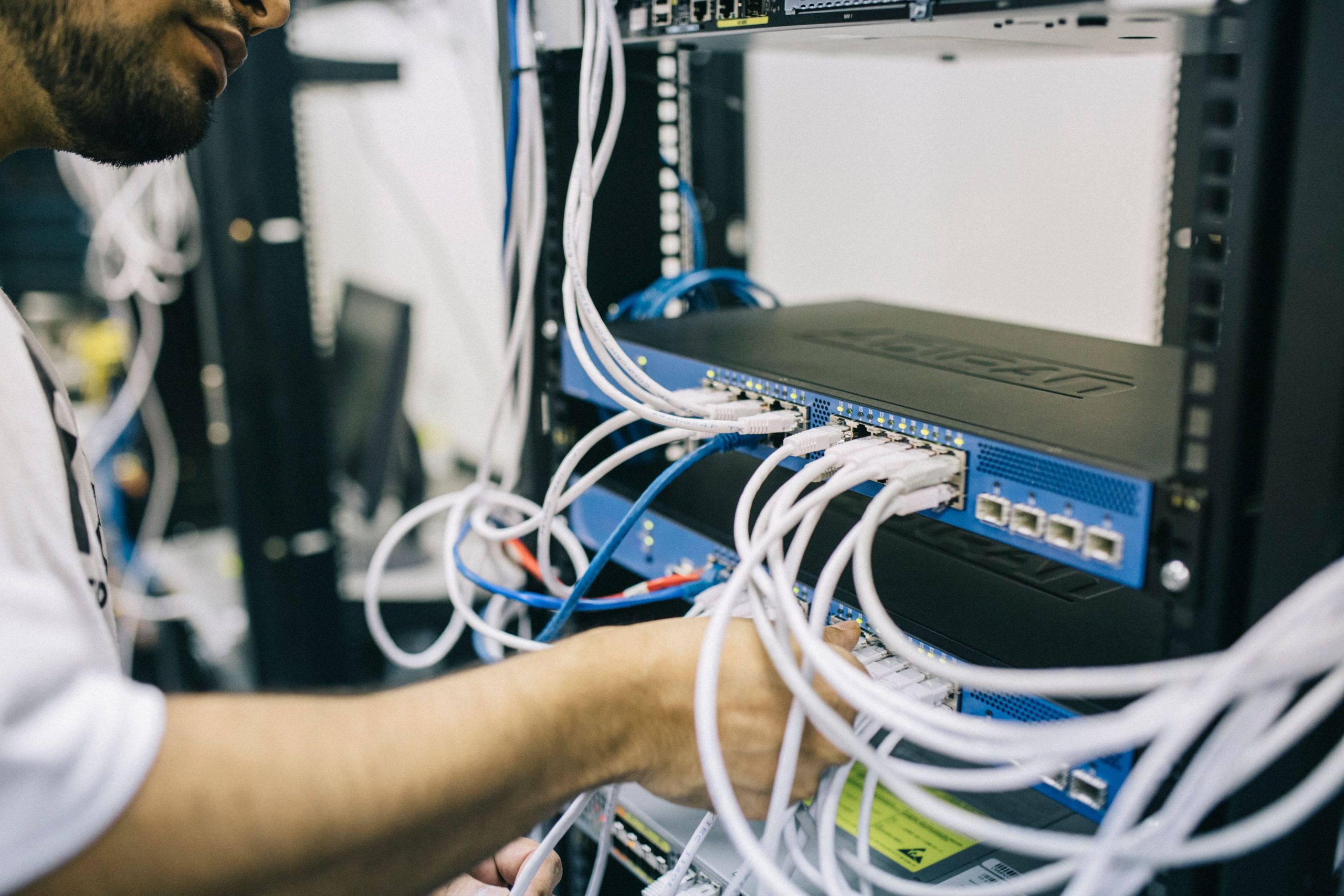 ICT-beheerder werkt aan de netwerkapparatuur in een serverkast