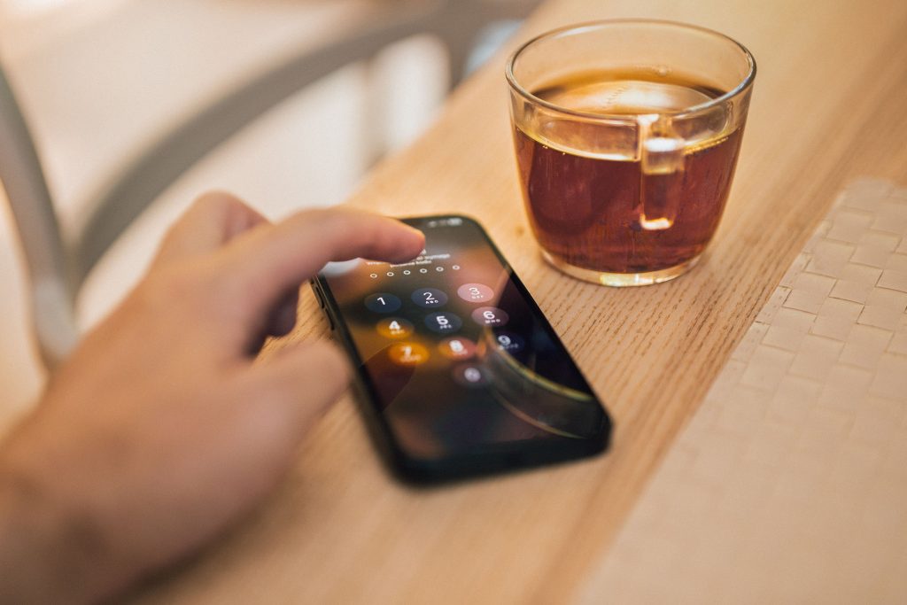 Toegang tot een smartphone beveiligen met een toegangscode