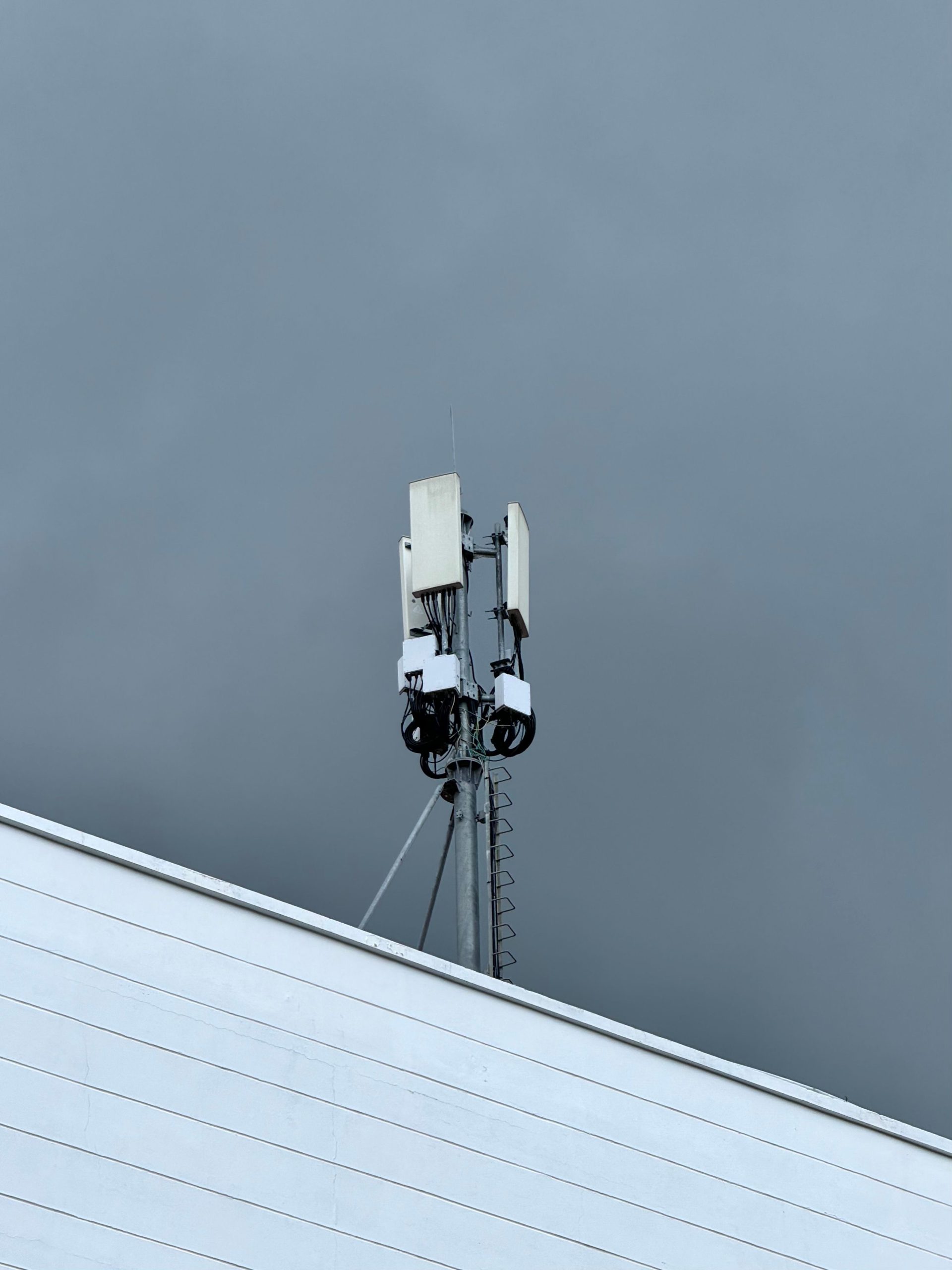 Compacte mast met mobiele antennes op een dak