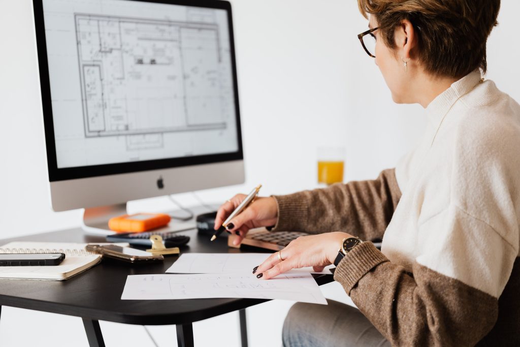 Medewerker bekijkt een plattegrond op een computerscherm
